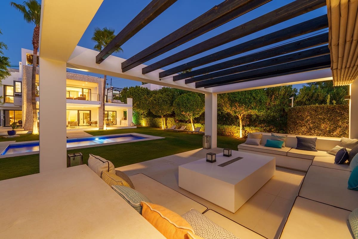 6 bedroom Villa for sale in Nueva Andalucia - € 4,290,000 (Ref: 9614566)