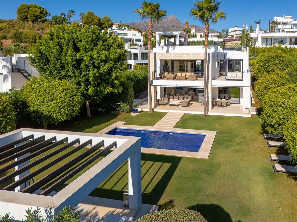 6 bedroom Villa for sale in Nueva Andalucia - € 4,290,000 (Ref: 9614566)