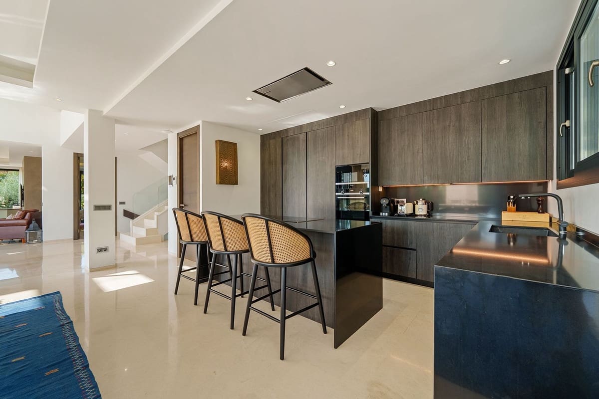 6 bedroom Villa for sale in Nueva Andalucia - € 4,190,000 (Ref: 9614614)