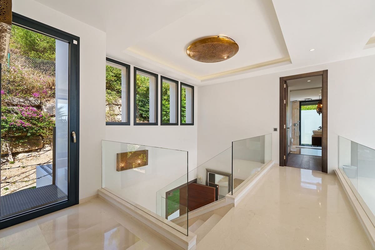 6 bedroom Villa for sale in Nueva Andalucia - € 4,190,000 (Ref: 9614614)