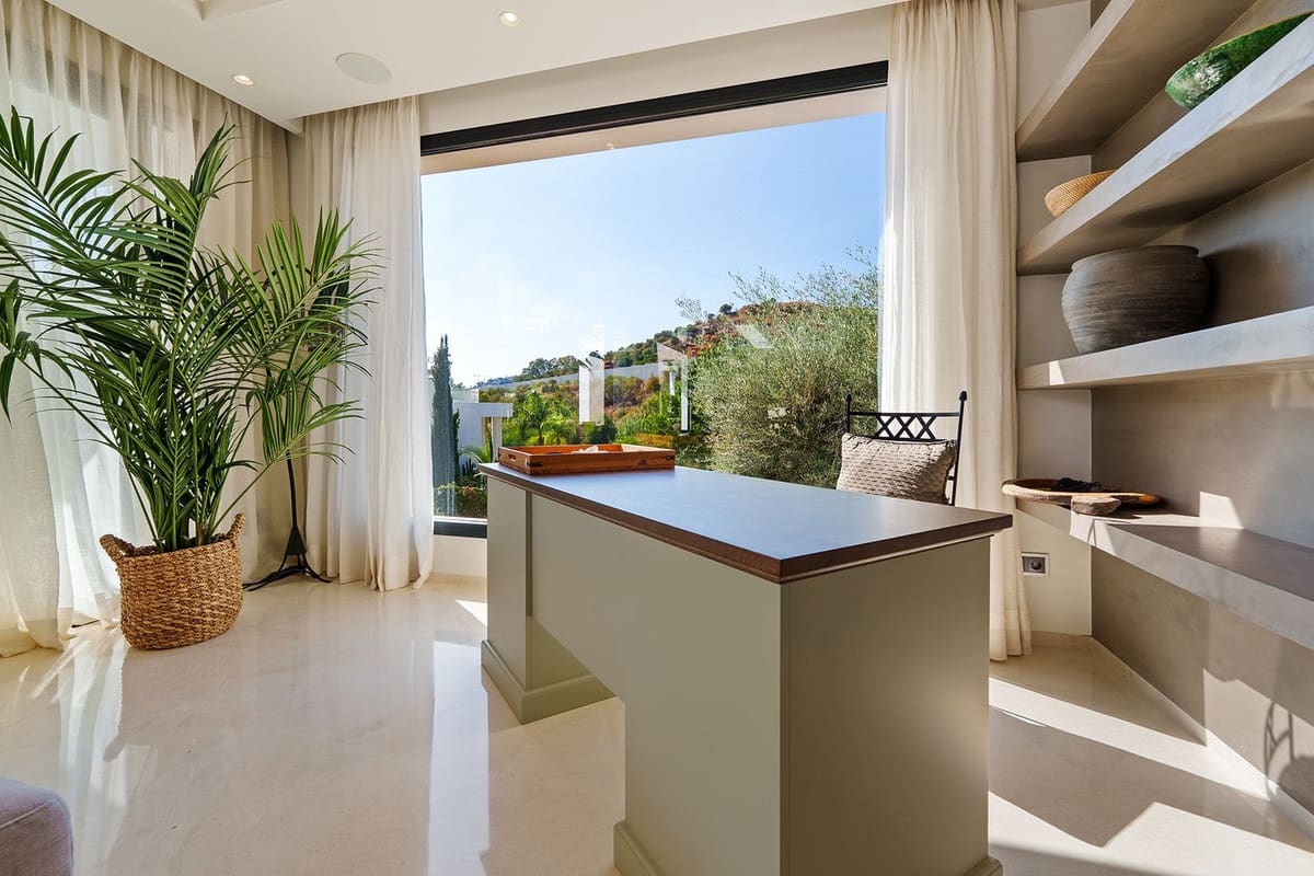 6 bedroom Villa for sale in Nueva Andalucia - € 4,190,000 (Ref: 9614614)