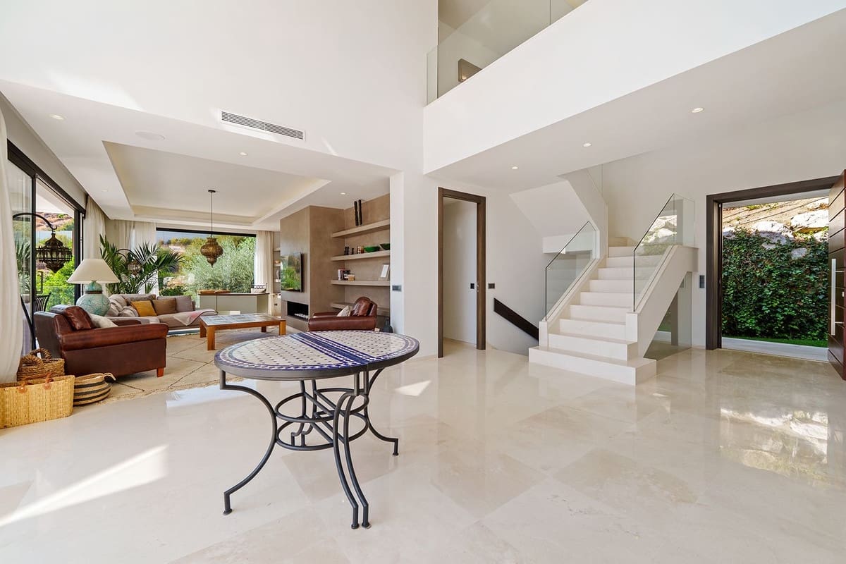 6 bedroom Villa for sale in Nueva Andalucia - € 4,190,000 (Ref: 9614614)