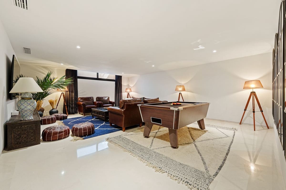 6 bedroom Villa for sale in Nueva Andalucia - € 4,190,000 (Ref: 9614614)