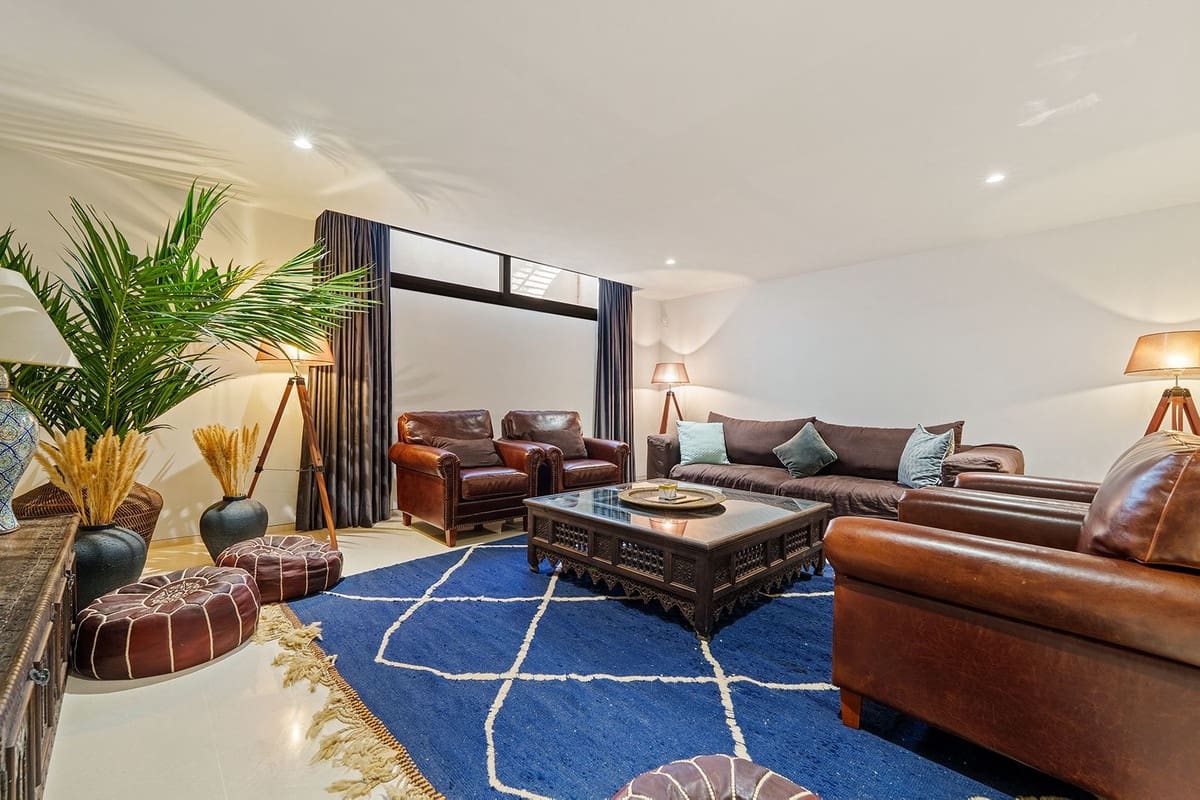 6 bedroom Villa for sale in Nueva Andalucia - € 4,190,000 (Ref: 9614614)