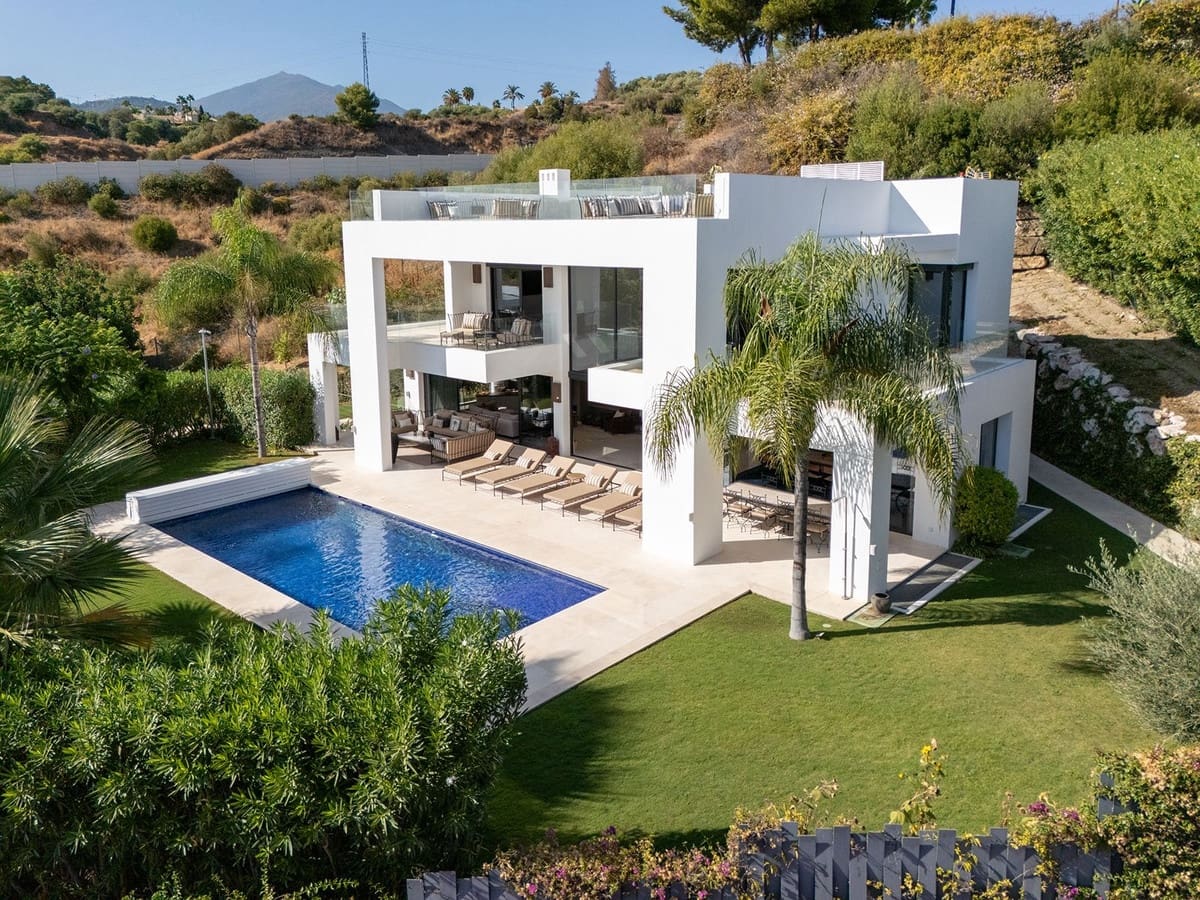 6 bedroom Villa for sale in Nueva Andalucia - € 4,190,000 (Ref: 9614614)