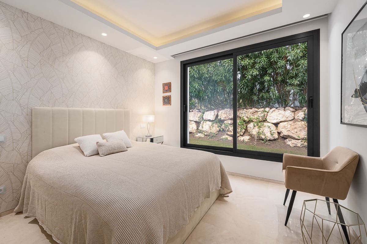 6 bedroom Villa for sale in Nueva Andalucia - € 3,980,000 (Ref: 9614615)