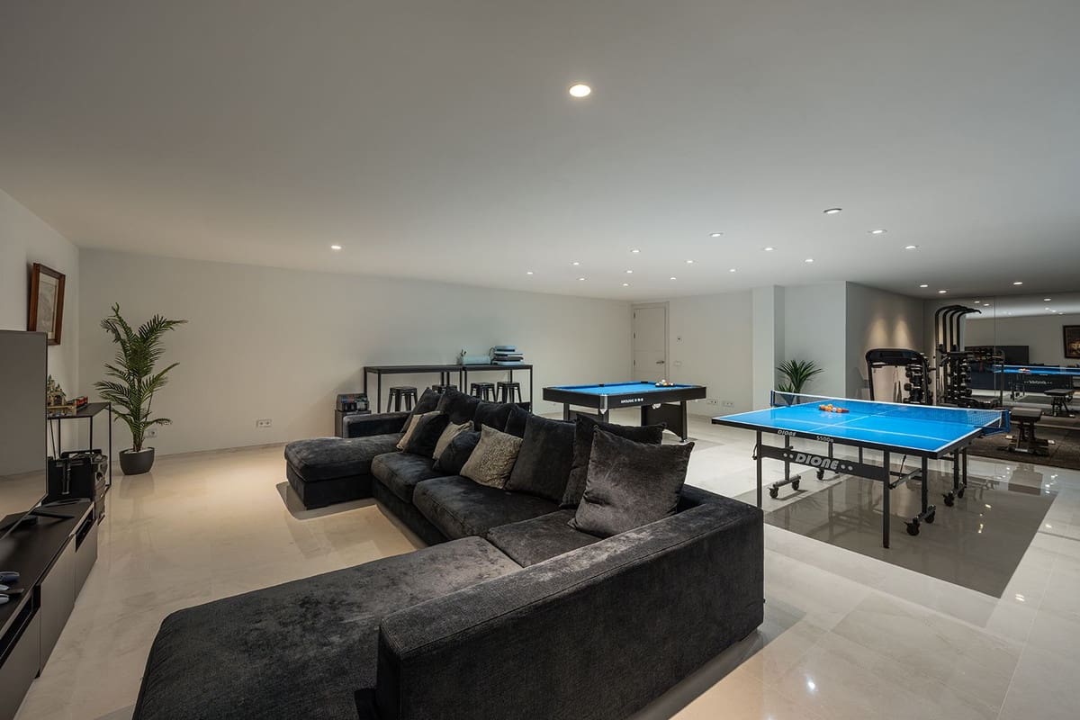 6 bedroom Villa for sale in Nueva Andalucia - € 3,980,000 (Ref: 9614615)