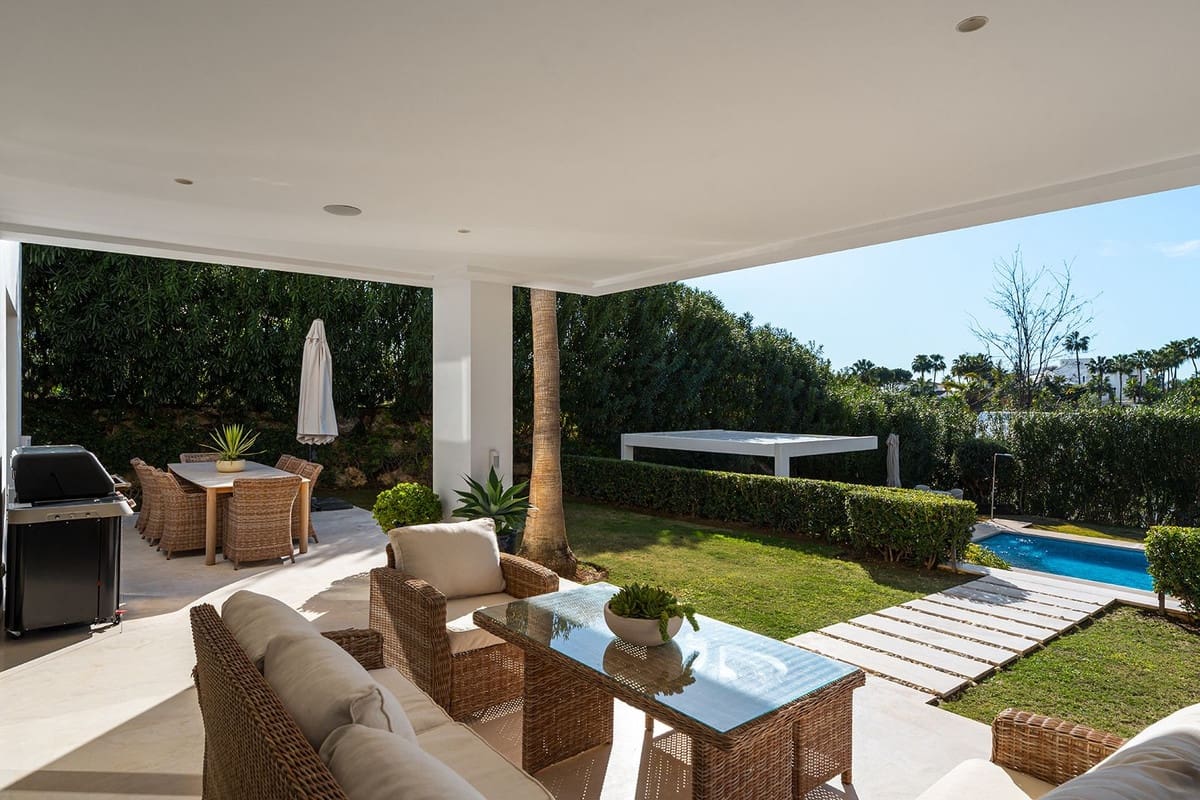 6 bedroom Villa for sale in Nueva Andalucia - € 3,980,000 (Ref: 9614615)