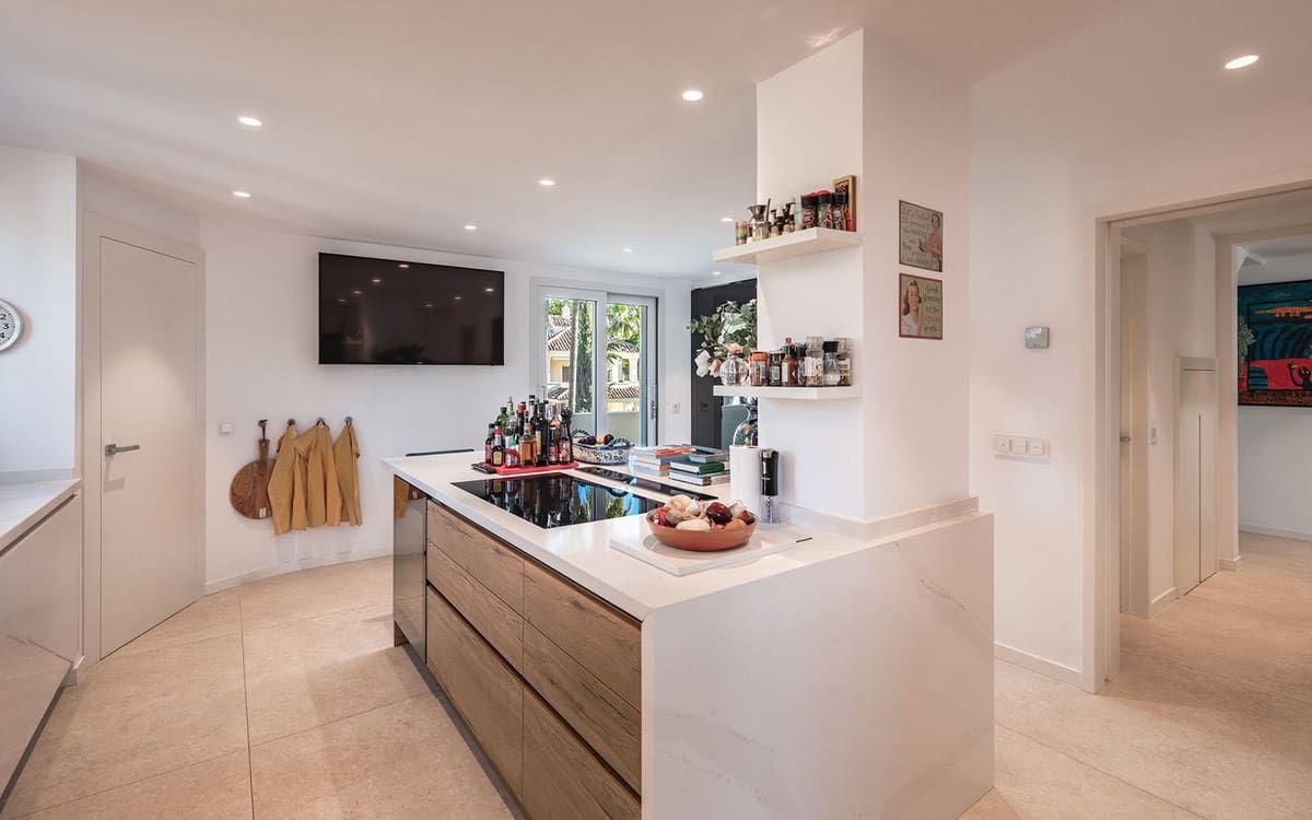 Apartamento de 3 habitaciones en Nueva Andalucia en venta - 3.950.000 € (Ref: 9626078)