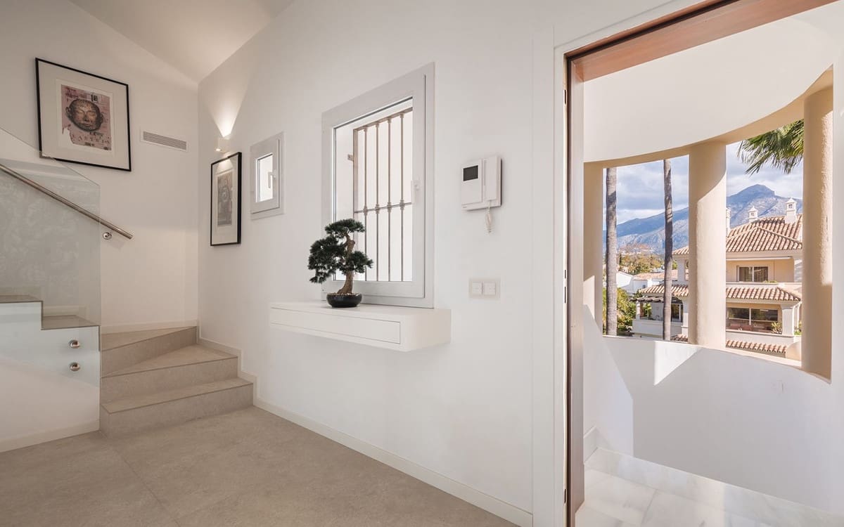 3 bedroom Apartment for sale in Nueva Andalucia - € 3,950,000 (Ref: 9626078)