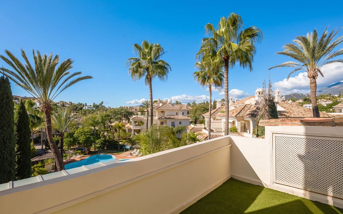 3 bedroom Apartment for sale in Nueva Andalucia - € 3,950,000 (Ref: 9626078)