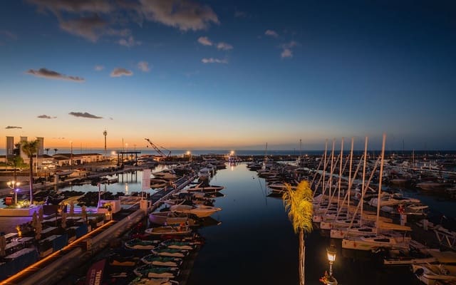 Apartamento de 4 habitaciones en Puerto Banus, Marbella en venta - 3.750.000 € (Ref: 9626187)