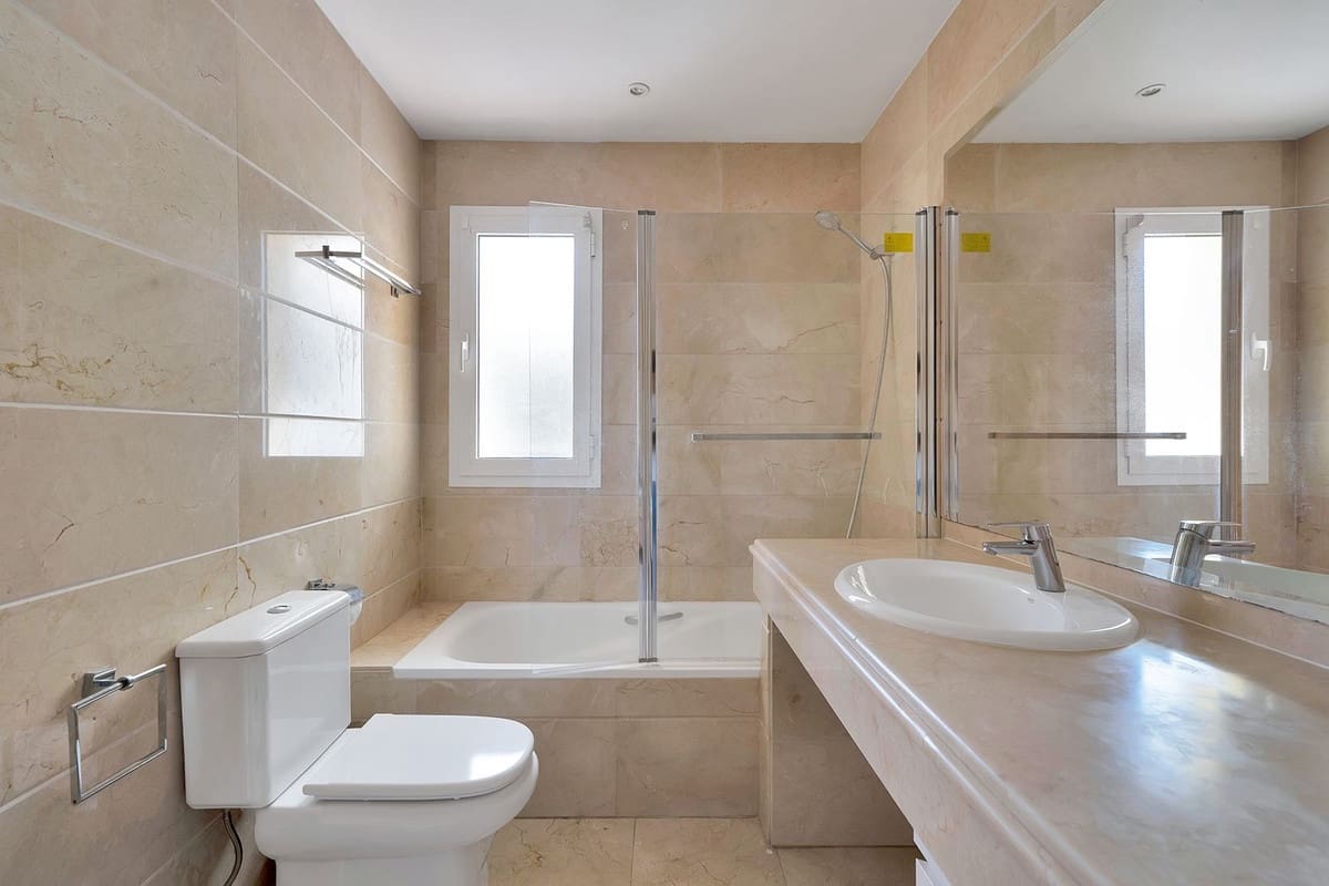 Apartamento de 2 habitaciones en Nueva Andalucia en venta - 395.000 € (Ref: 9638902)