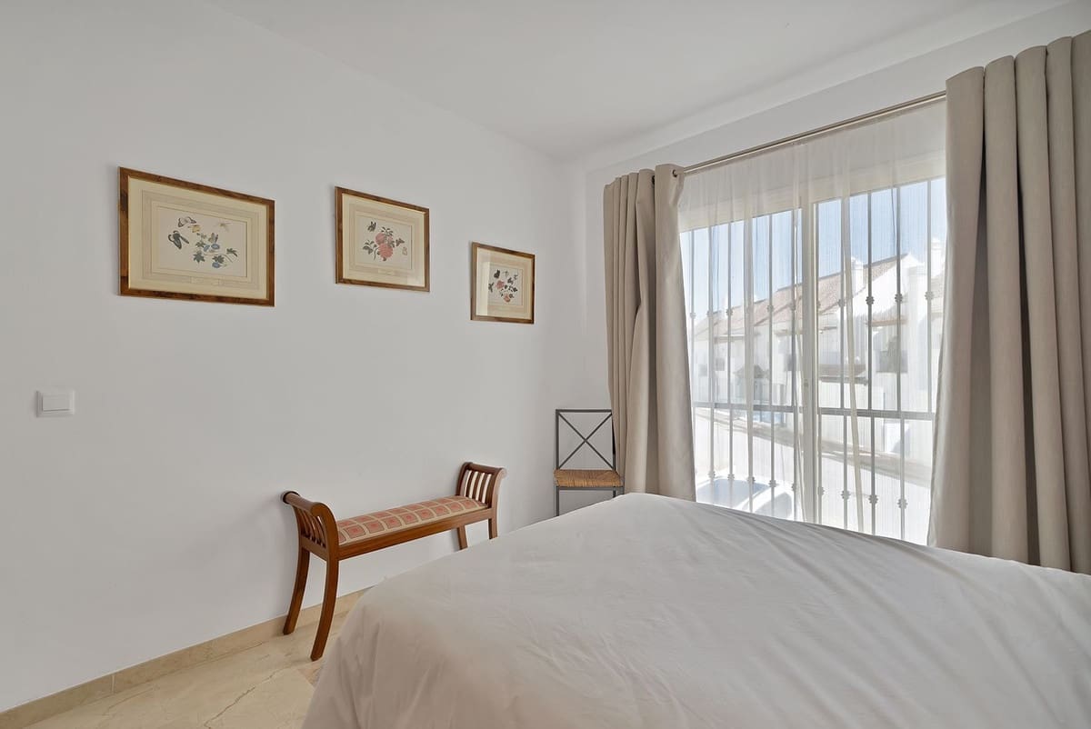 2 bedroom Apartment for sale in Nueva Andalucia with pool garage - € 395,000 (Ref: 9638902)