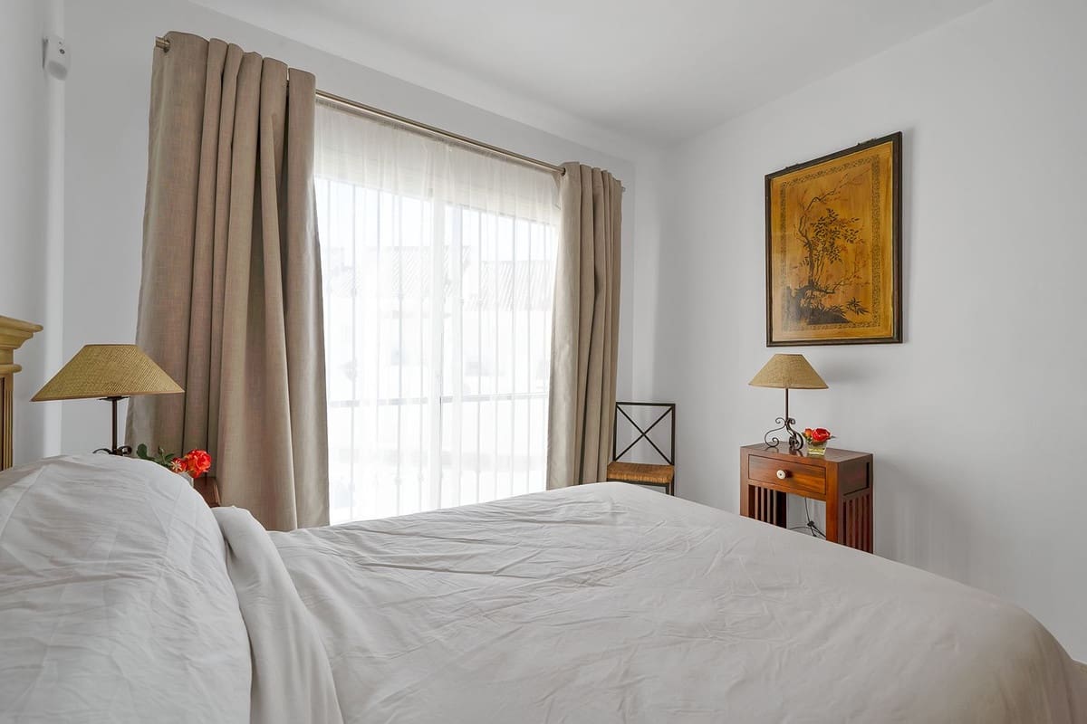 2 bedroom Apartment for sale in Nueva Andalucia with pool garage - € 395,000 (Ref: 9638902)