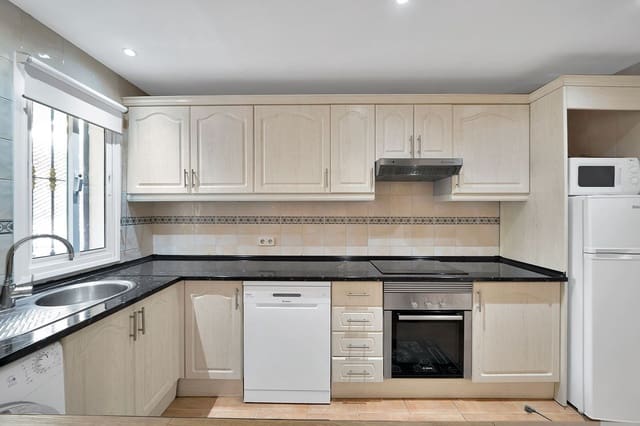 2 sypialnia Apartament na sprzedaż w Nueva Andalucia, Marbella z basenem garażem - 395 000 € (Ref: 9638902)