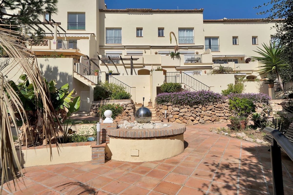 2 bedroom Apartment for sale in Nueva Andalucia with pool garage - € 395,000 (Ref: 9638902)