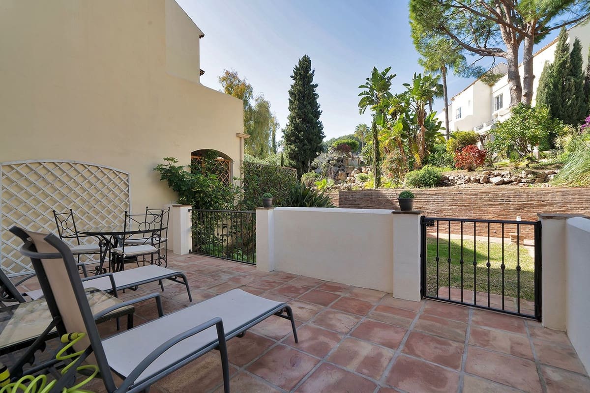 2 bedroom Apartment for sale in Nueva Andalucia with pool garage - € 395,000 (Ref: 9638902)