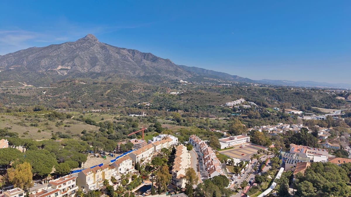 2 bedroom Apartment for sale in Nueva Andalucia with pool garage - € 395,000 (Ref: 9638902)