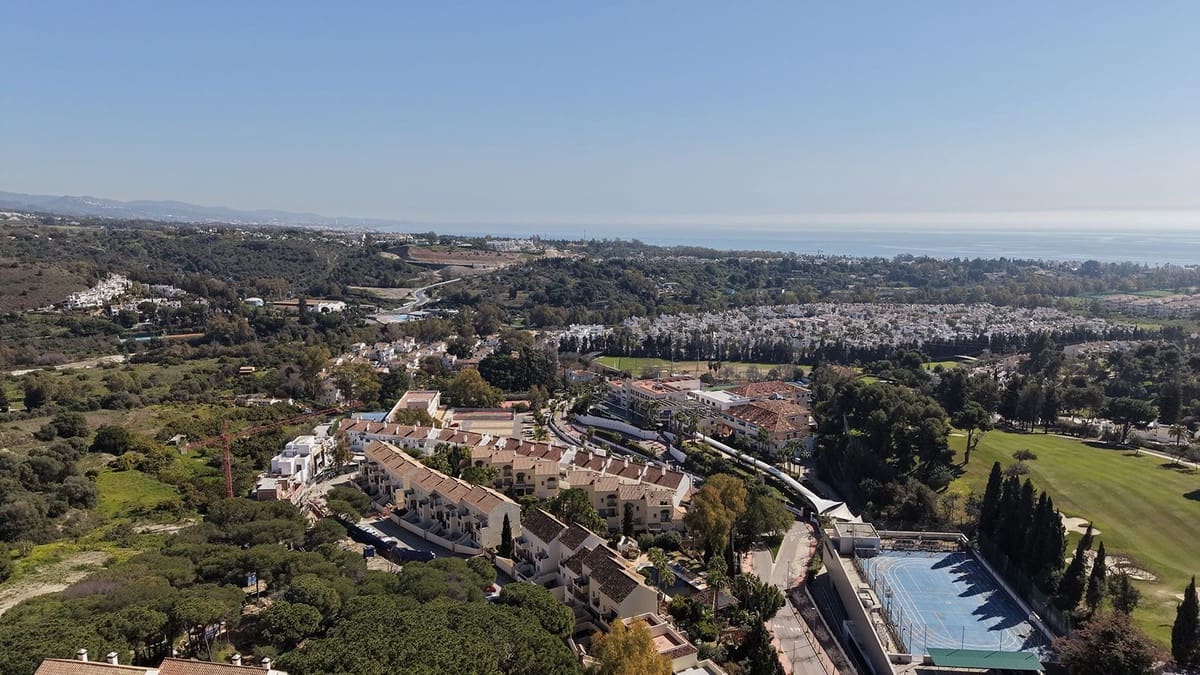 2 bedroom Apartment for sale in Nueva Andalucia with pool garage - € 395,000 (Ref: 9638902)