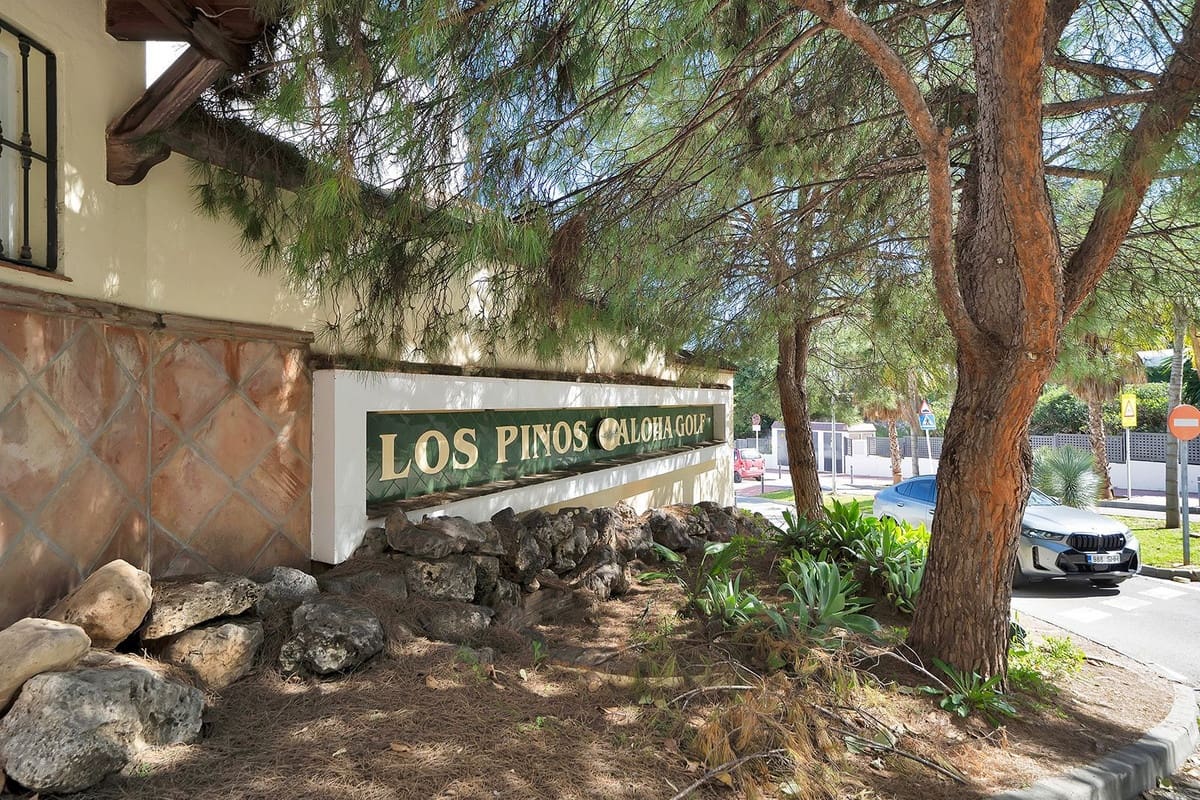 2 bedroom Apartment for sale in Nueva Andalucia with pool garage - € 395,000 (Ref: 9638902)