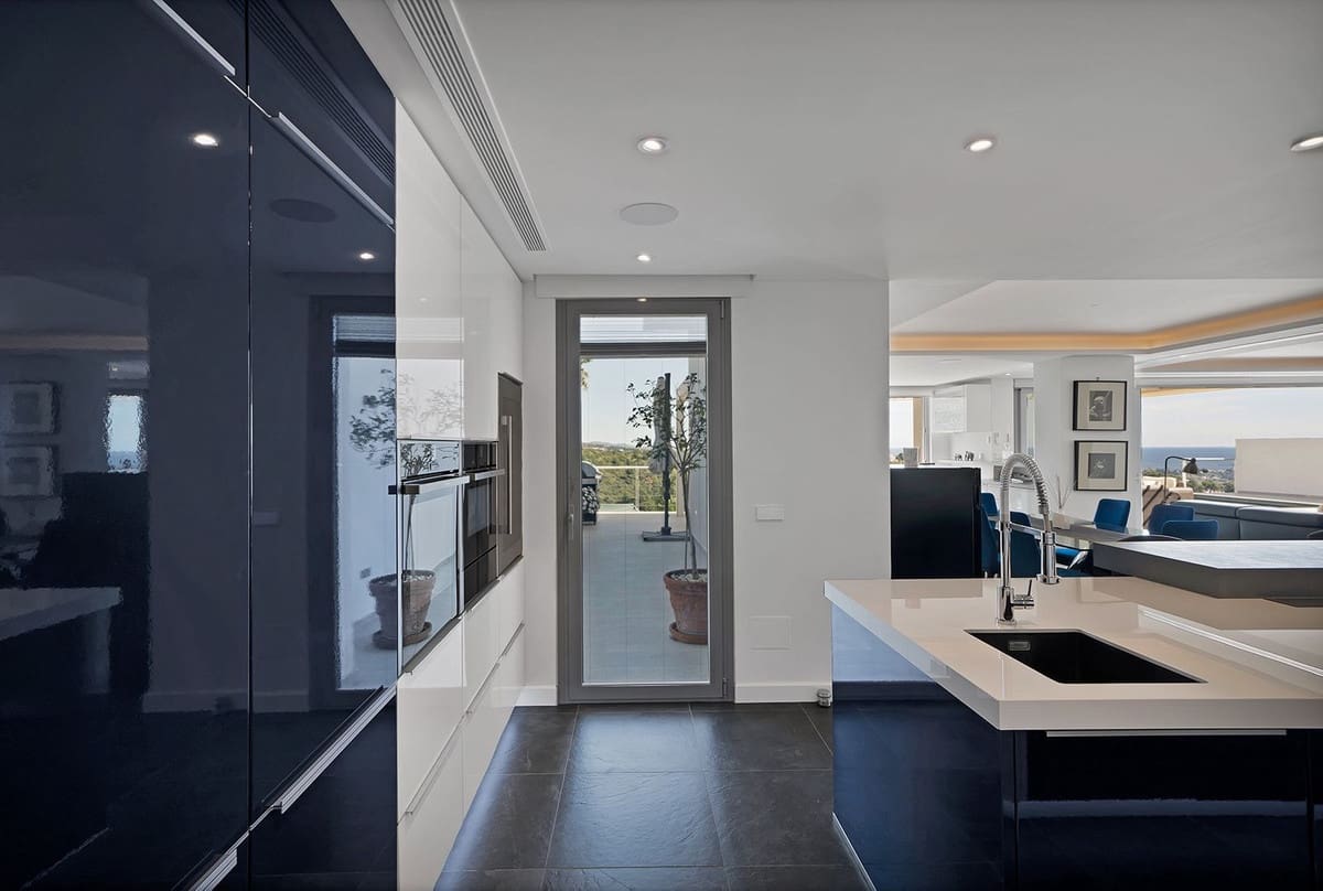 4 makuuhuone Huvila myytävänä paikassa Nueva Andalucia mukana uima-altaan 
autotalli - 3 350 000 € (Ref: 9685138)