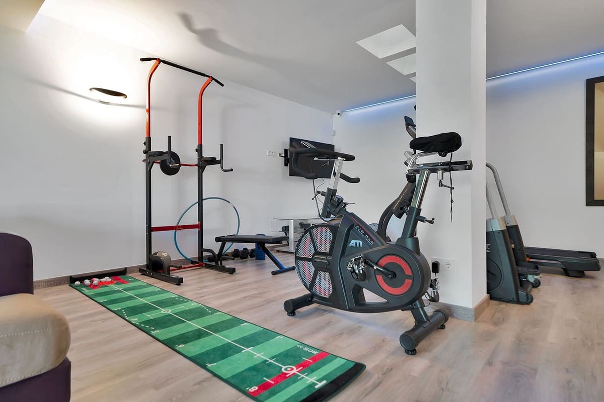 4 makuuhuone Huvila myytävänä paikassa Nueva Andalucia mukana uima-altaan 
autotalli - 3 350 000 € (Ref: 9685138)