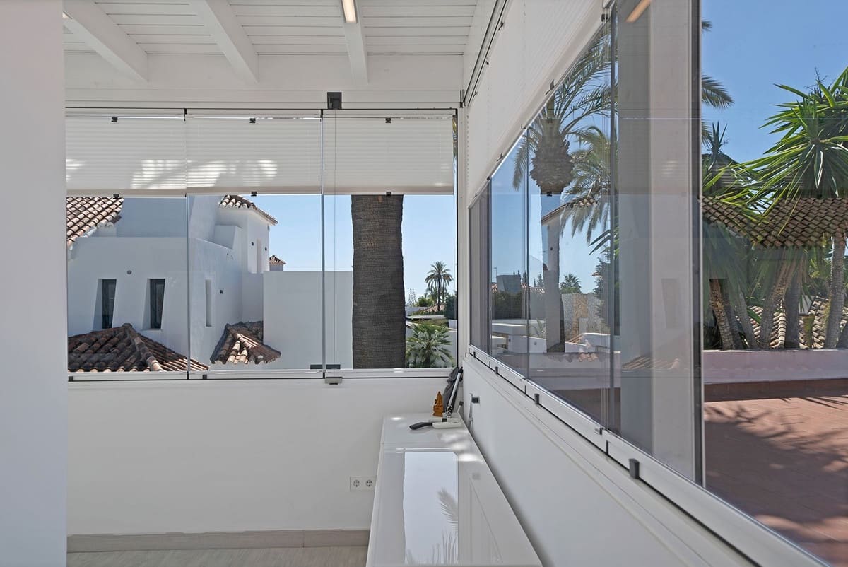 4 makuuhuone Huvila myytävänä paikassa Nueva Andalucia mukana uima-altaan 
autotalli - 3 350 000 € (Ref: 9685138)