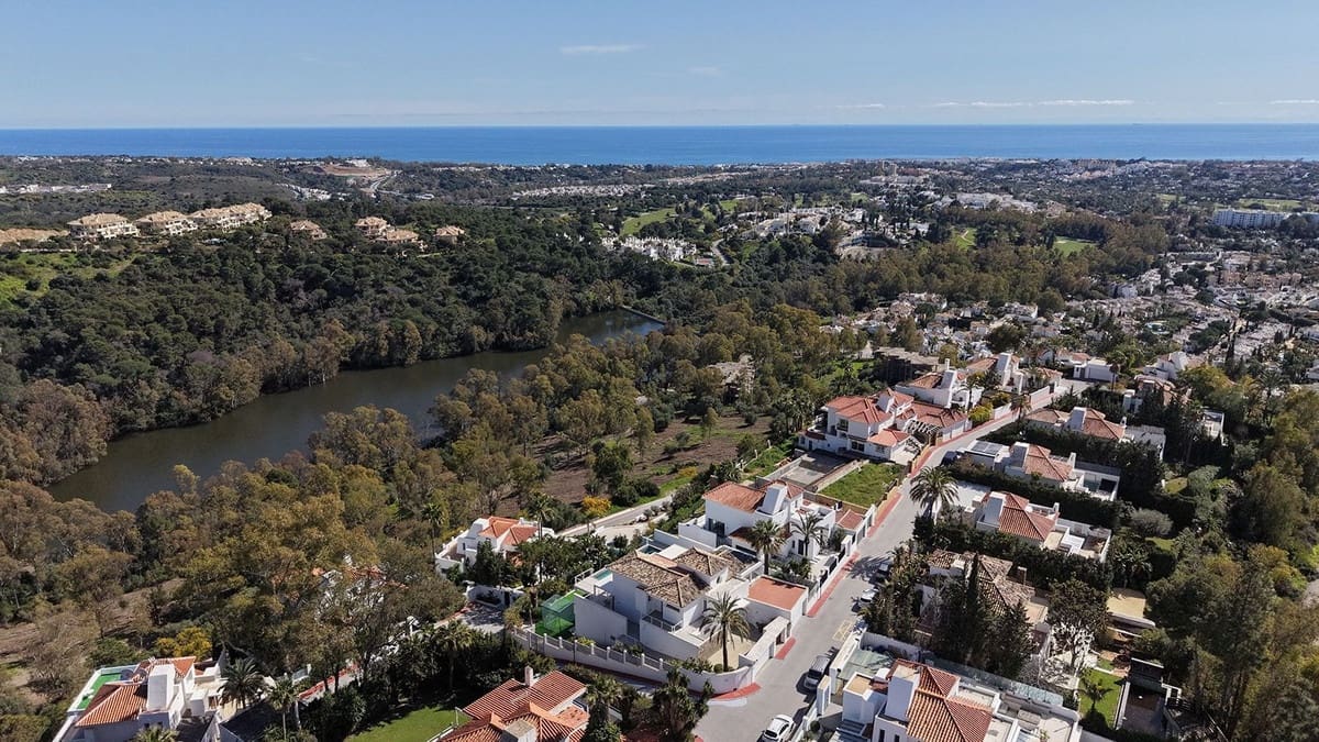 4 makuuhuone Huvila myytävänä paikassa Nueva Andalucia mukana uima-altaan 
autotalli - 3 350 000 € (Ref: 9685138)