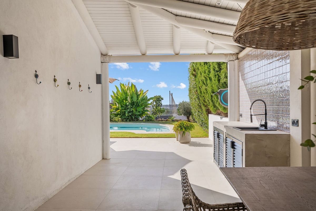 4 bedroom Villa for sale in Nueva Andalucia - € 2,895,000 (Ref: 9694627)