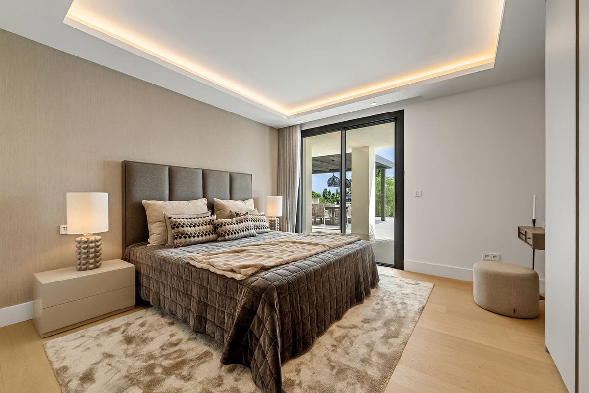 5 bedroom Villa for sale in Golden Mile - € 7,800,000 (Ref: 9716559)