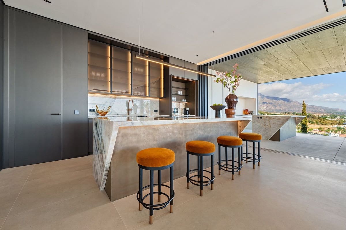 8 bedroom Villa for sale in La Quinta - € 19,880,000 (Ref: 9719342)