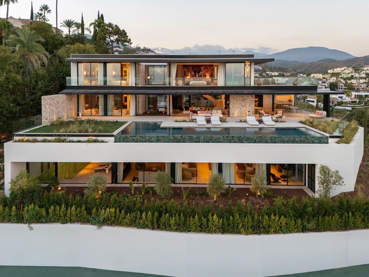 8 bedroom Villa for sale in La Quinta - € 19,880,000 (Ref: 9719342)