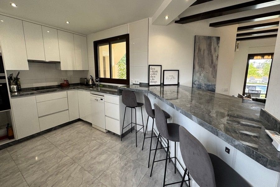 4 makuuhuone Huvila myytävänä paikassa Hacienda del Alamo mukana uima-altaan 
autotalli - 695 000 € (Ref: 10021720)