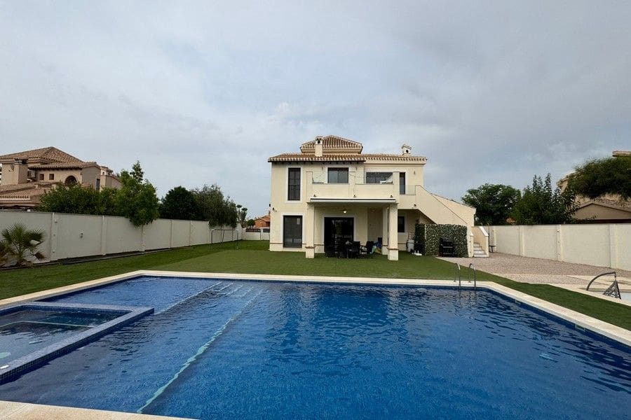 4 makuuhuone Huvila myytävänä paikassa Hacienda del Alamo mukana uima-altaan 
autotalli - 695 000 € (Ref: 10021720)