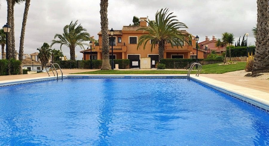 3 sypialnia Dom blizniak na sprzedaż w Hacienda del Alamo z basenem garażem - 242 500 € (Ref: 8959884)