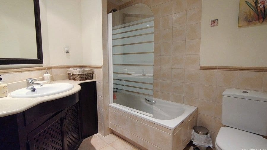 3 sypialnia Dom blizniak na sprzedaż w Hacienda del Alamo z basenem garażem - 242 500 € (Ref: 8959884)