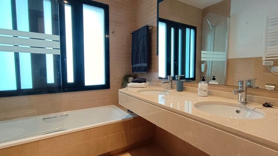 2 bedroom Apartment for sale in Hacienda del Alamo with garage - € 200,000 (Ref: 8987963)