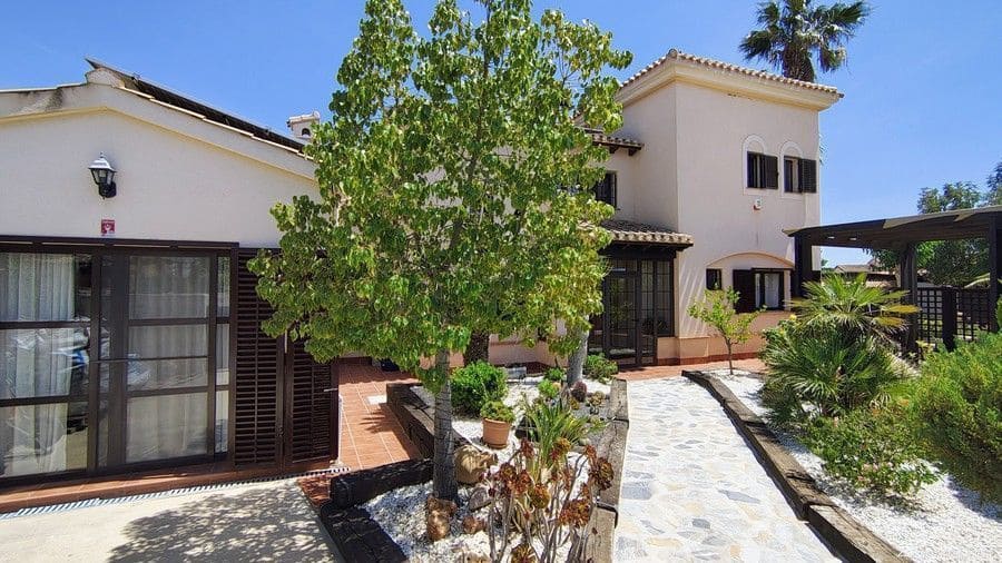 4 bedroom Villa for sale in Hacienda del Alamo with pool - € 500,000 (Ref: 9057002)