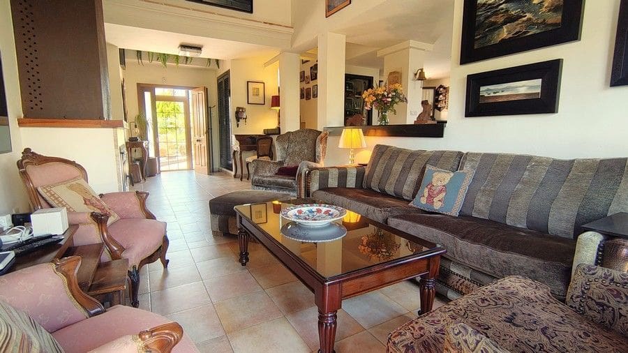 4 bedroom Villa for sale in Hacienda del Alamo with pool - € 500,000 (Ref: 9057002)