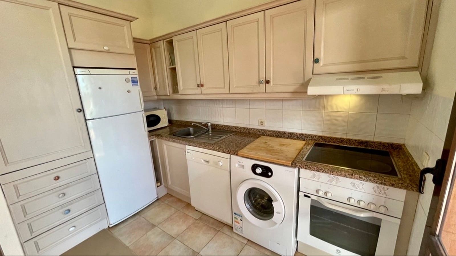 3 bedroom Semi-detached Villa for sale in Hacienda del Alamo with pool garage - € 209,000 (Ref: 9402751)