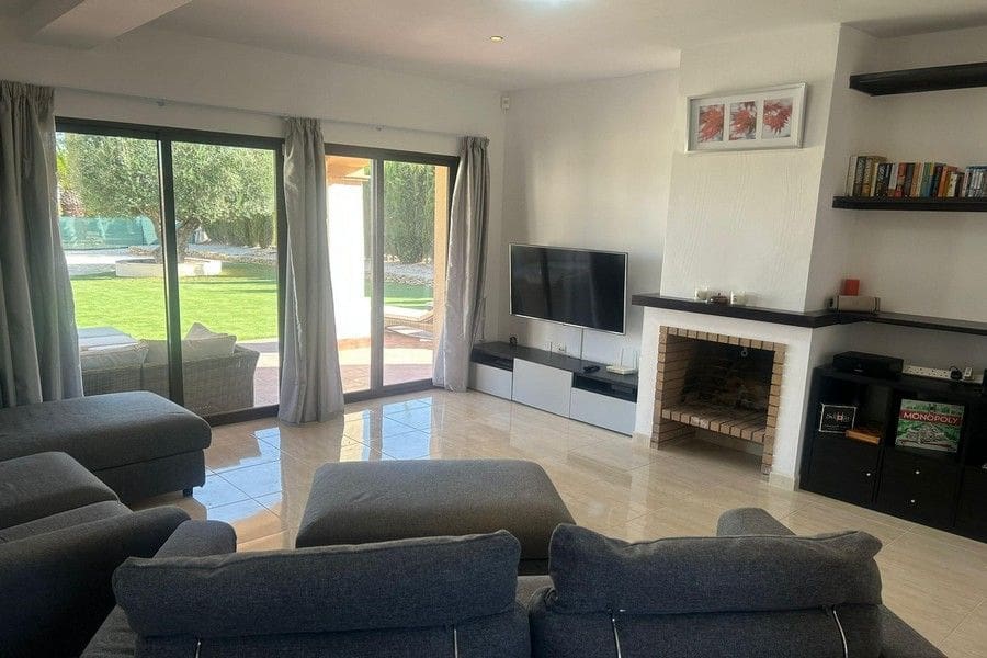 3 bedroom Villa for sale in Hacienda del Alamo with pool - € 380,000 (Ref: 9490882)