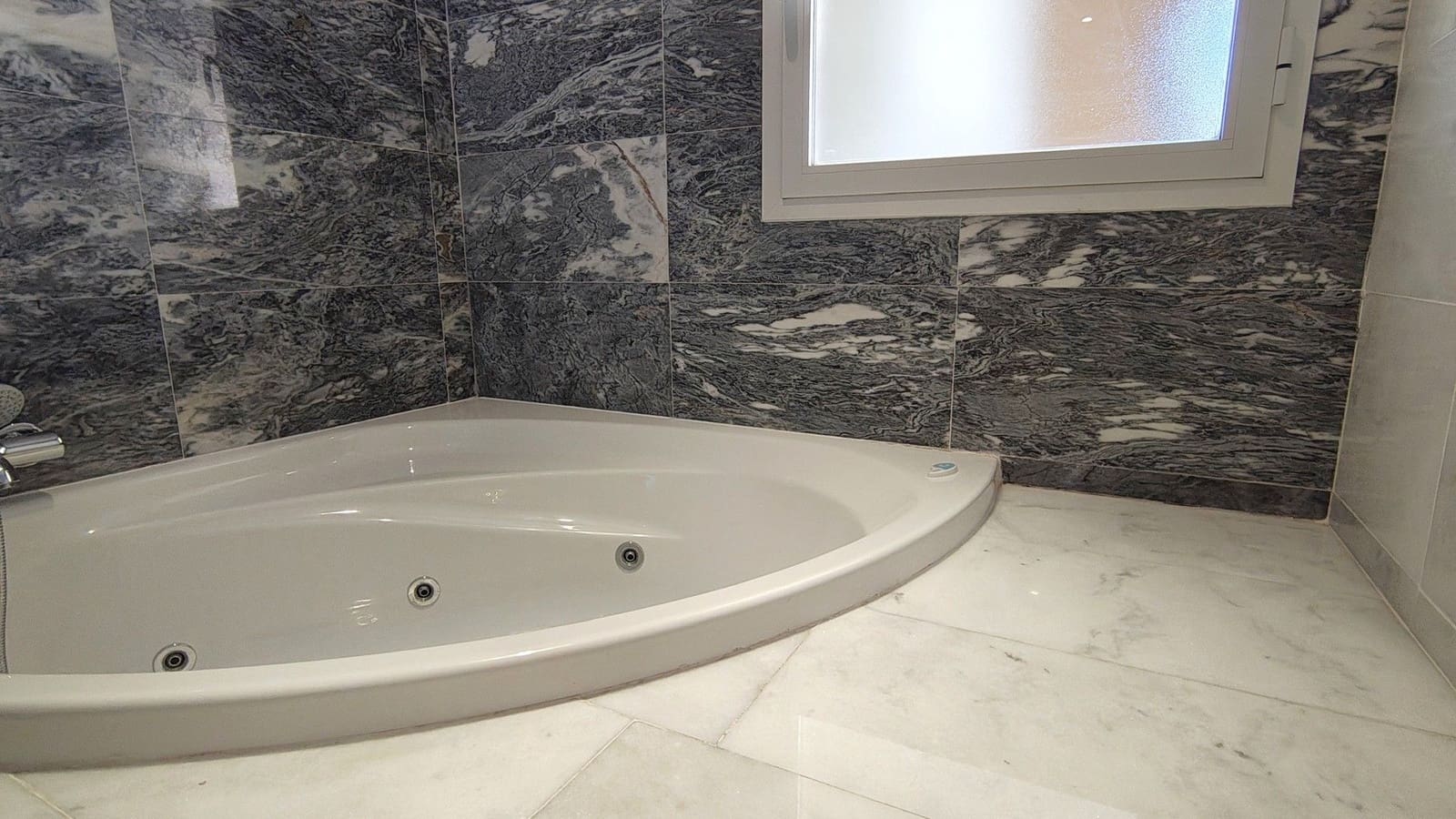 3 bedroom Apartment for sale in Hacienda del Alamo with garage - € 219,900 (Ref: 9731471)