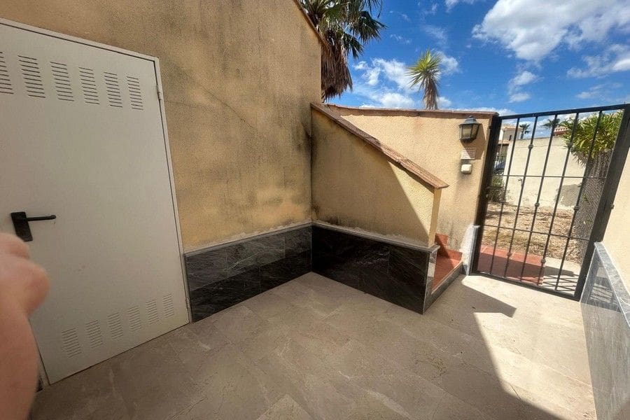 2 bedroom Villa for sale in Hacienda del Alamo with pool garage - € 190,000 (Ref: 9854616)