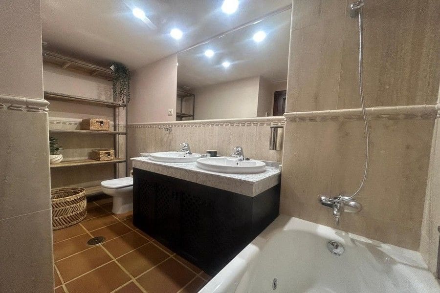 2 soverom Leilighet til salgs i Hacienda del Alamo med svømmebasseng garasje - € 225 000 (Ref: 9854616)