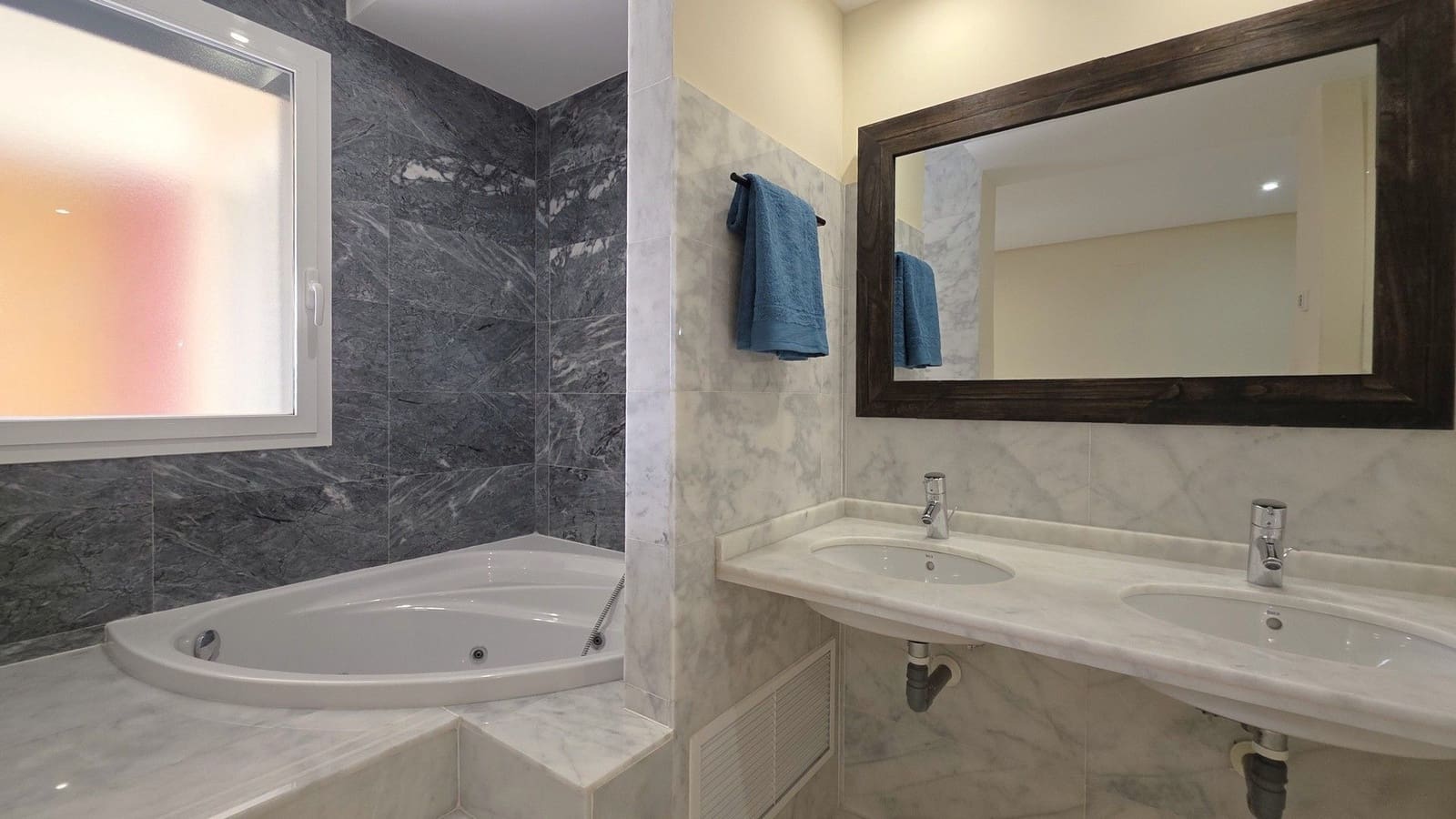 2 bedroom Apartment for sale in Hacienda del Alamo with pool garage - € 214,900 (Ref: 9926545)