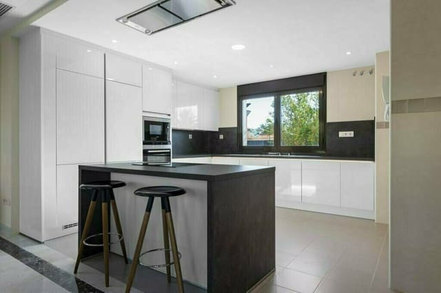 3 makuuhuone Paritalo myytävänä paikassa Estepona mukana uima-altaan 
autotalli - 720 000 € (Ref: 9295952)