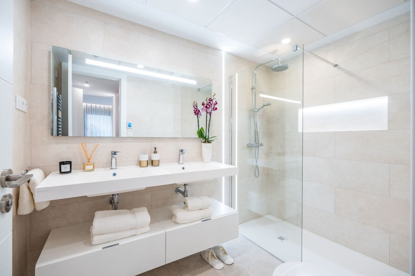 2 bedroom Apartment for sale in Fuengirola with pool garage - € 757,000 (Ref: 9339168)