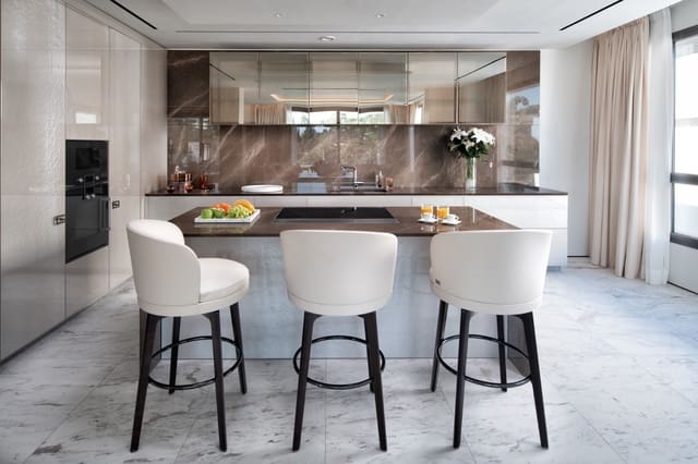 5 sypialnia Penthouse na sprzedaż w Marbella z basenem garażem - 4 450 000 € (Ref: 9385941)