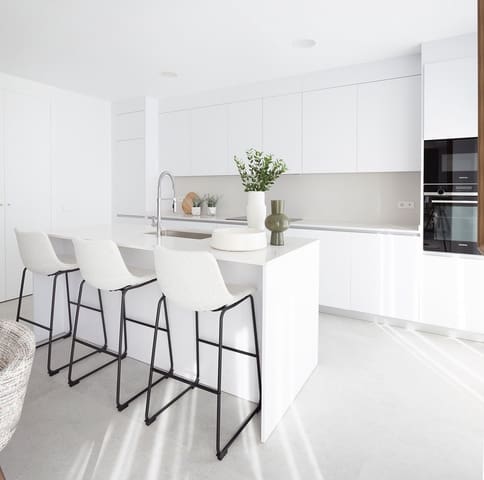 3 sypialnia Penthouse na sprzedaż w Marbella z basenem garażem - 1 395 000 € (Ref: 9544006)